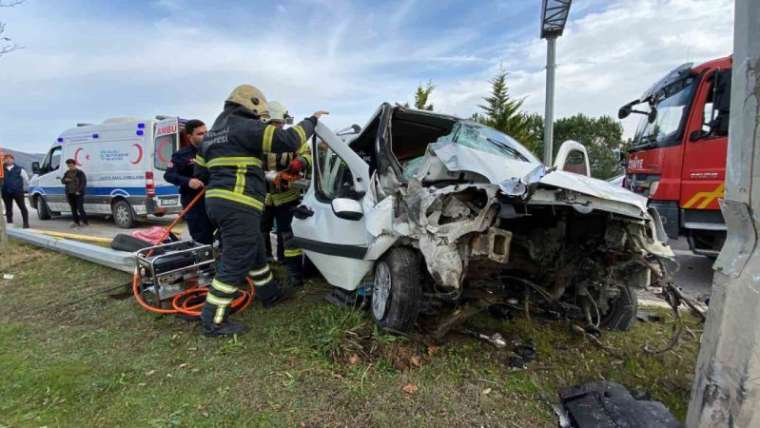 Kocaeli'de Araç Başında Fenalaşan Sürücü Direğe Çarptı: 1 Ölü 2 Yaralı 1