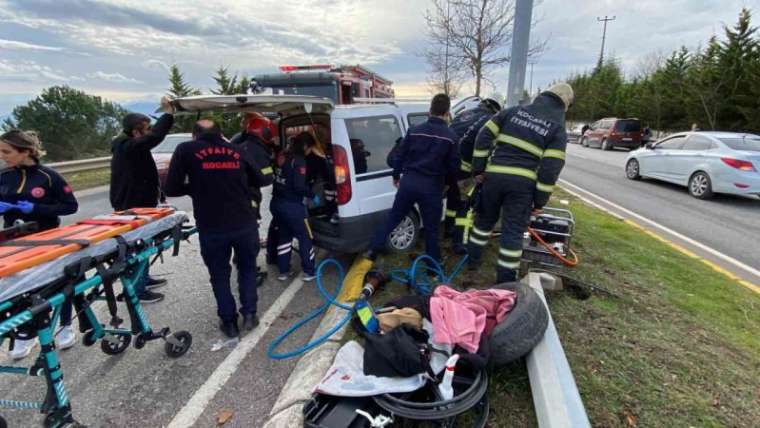 Kocaeli'de Araç Başında Fenalaşan Sürücü Direğe Çarptı: 1 Ölü 2 Yaralı 2