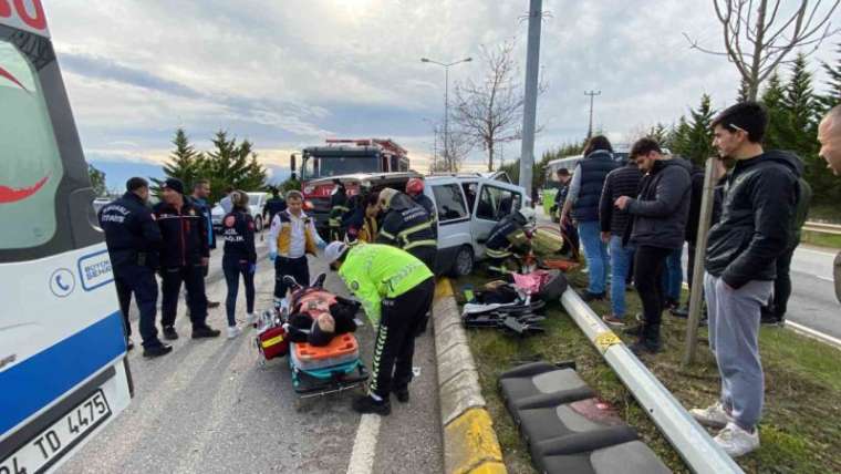 Kocaeli'de Araç Başında Fenalaşan Sürücü Direğe Çarptı: 1 Ölü 2 Yaralı 4