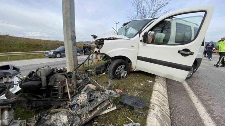 Kocaeli'de Araç Başında Fenalaşan Sürücü Direğe Çarptı: 1 Ölü 2 Yaralı 7