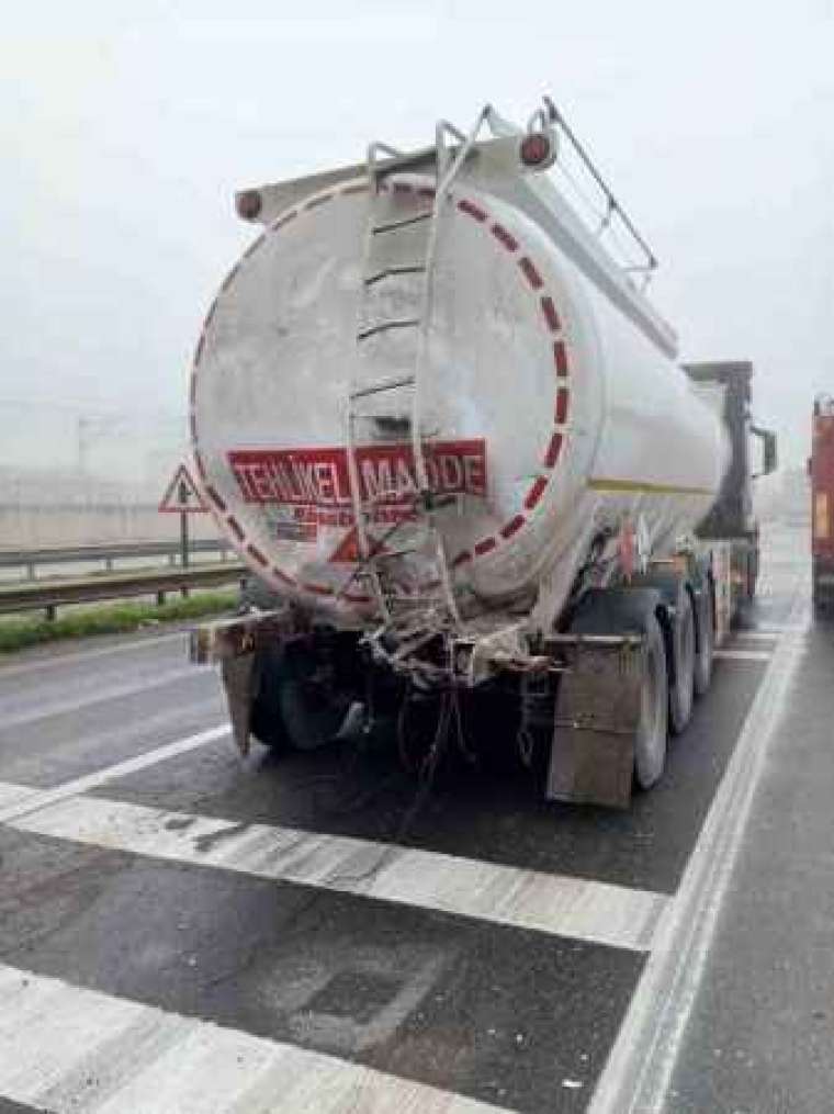 KIRMIZI IŞIKTA DURAN TANKERE ÇARPAN KAMYON SÜRÜCÜSÜ AĞIR YARALANDI 1