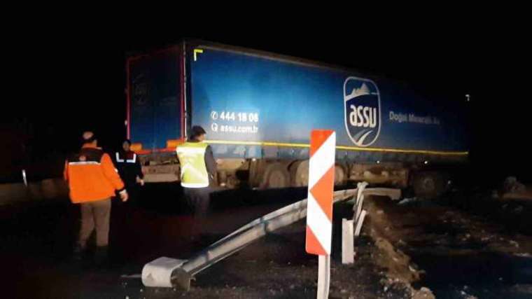 Tır Makasladı,Bariyerlere Çarparak Durabildi: 1 yaralı 3