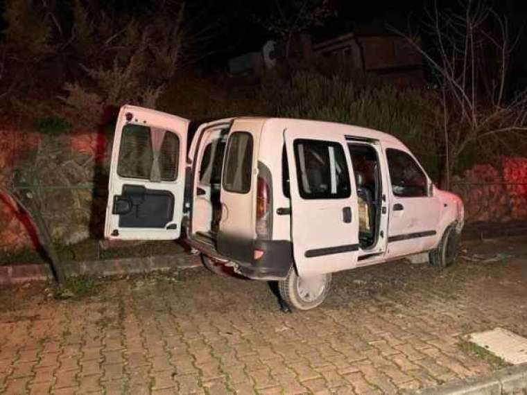 Alkollü sürücü önce polis aracına, sonra ağaca çarparak durdu: 2 gözaltı 2