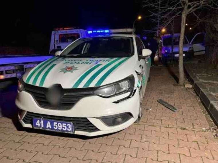 Alkollü sürücü önce polis aracına, sonra ağaca çarparak durdu: 2 gözaltı 3