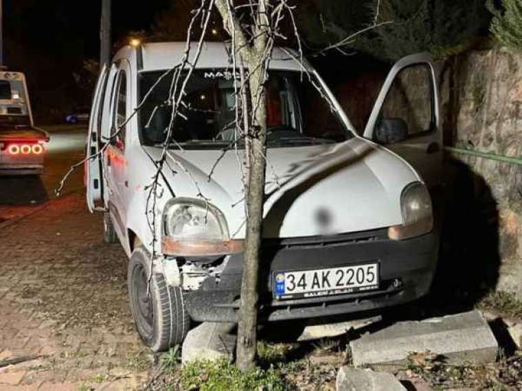 Alkollü sürücü önce polis aracına, sonra ağaca çarparak durdu: 2 gözaltı 4