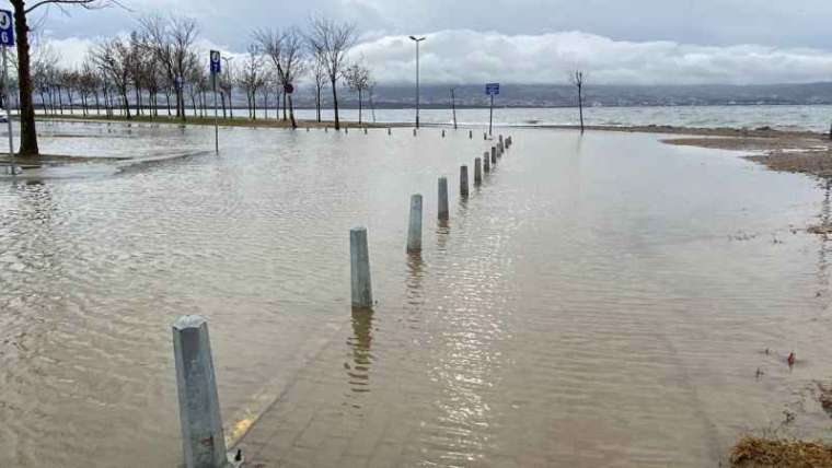 Kocaeli’de deniz taştı, sahil bandı suyla doldu 1