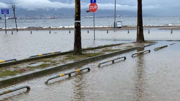 Kocaeli’de deniz taştı, sahil bandı suyla doldu 3