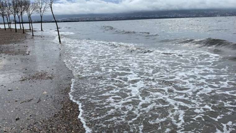 Kocaeli’de deniz taştı, sahil bandı suyla doldu 5