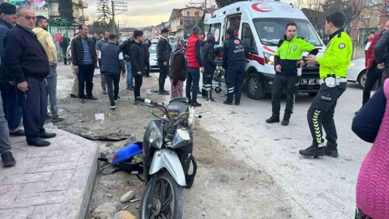 Sakarya'da Ticari Araçla Motosiklet Çarpıştı: 2 Yaralı 1