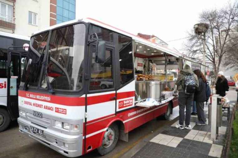 Bolu Belediyesinden Öğrencilere Simit Ve Çay İkramı! 1