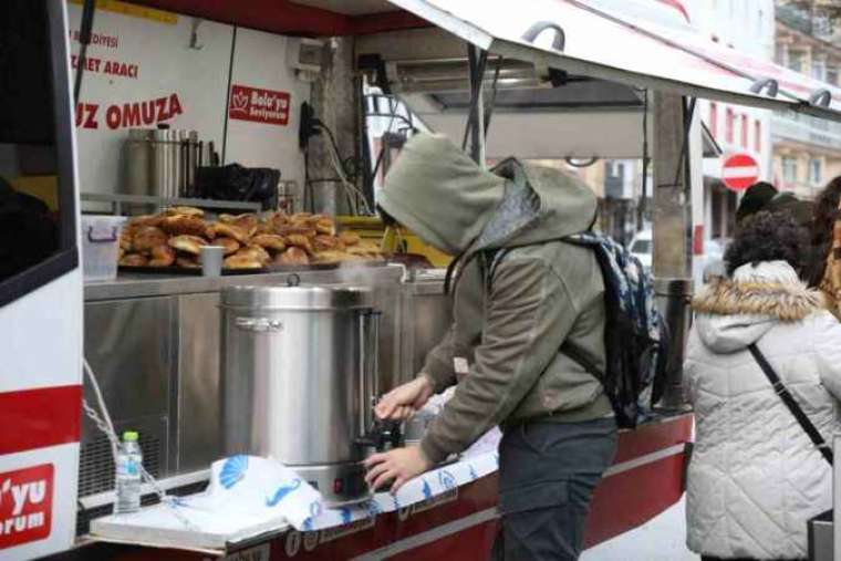 Bolu Belediyesinden Öğrencilere Simit Ve Çay İkramı! 2