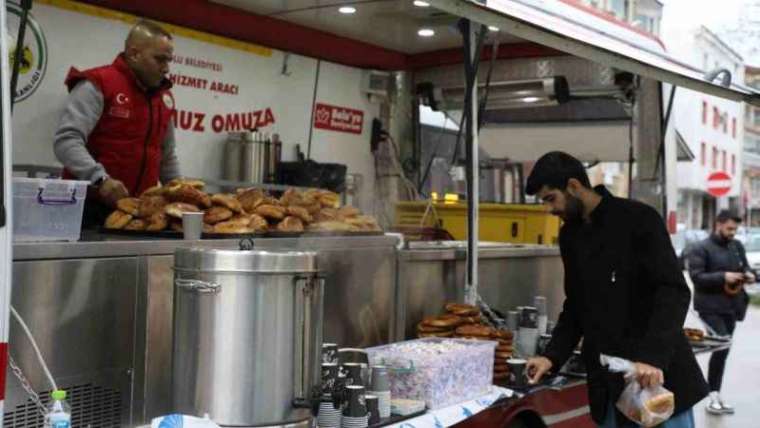 Bolu Belediyesinden Öğrencilere Simit Ve Çay İkramı! 3