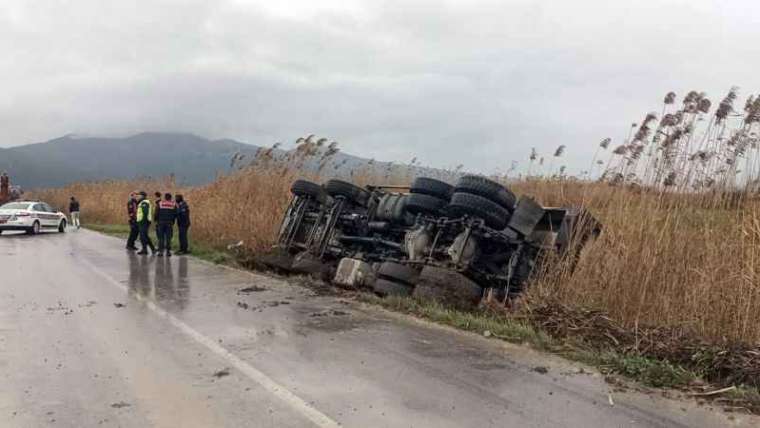 Sakarya'da Yüklü Kamyon Sulama Kanalına Devrildi: 1 Yaralı 1