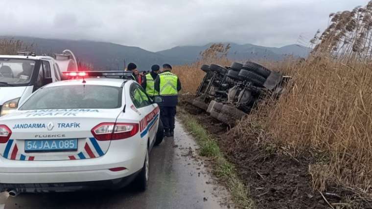 Sakarya'da Yüklü Kamyon Sulama Kanalına Devrildi: 1 Yaralı 3