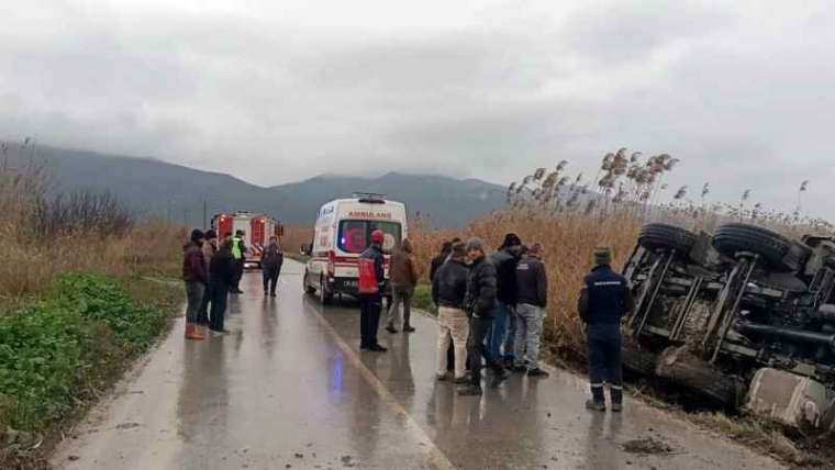 Sakarya'da Yüklü Kamyon Sulama Kanalına Devrildi: 1 Yaralı 2