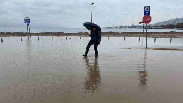 İzmit Körfez’inde Kuvvetli Rüzgar Nedeniyle Otoparkı Su Bastı! 8