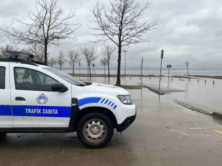 İzmit Körfez’inde Kuvvetli Rüzgar Nedeniyle Otoparkı Su Bastı! 3