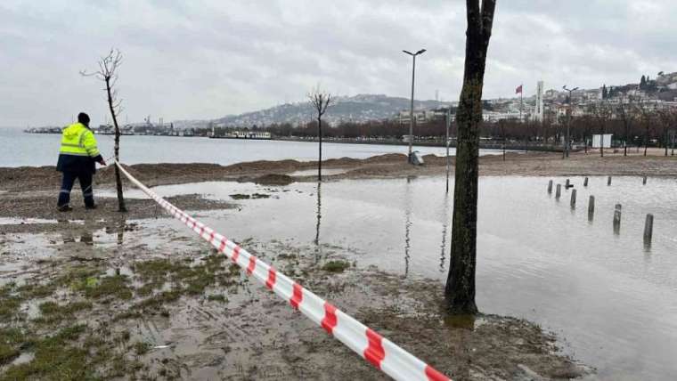 İzmit Körfez’inde Kuvvetli Rüzgar Nedeniyle Otoparkı Su Bastı! 4