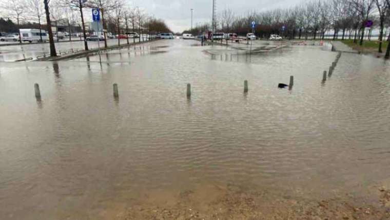 İzmit Körfez’inde Kuvvetli Rüzgar Nedeniyle Otoparkı Su Bastı! 5