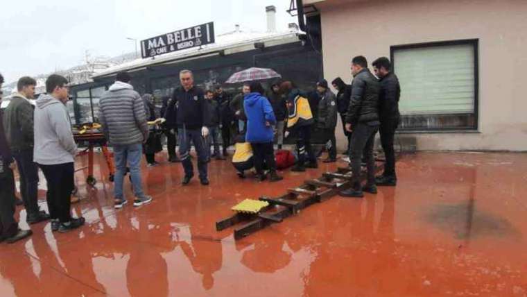 Bolu'da Çatıya Çıkan Kafe Çalışanı Merdivenden Düştü 3