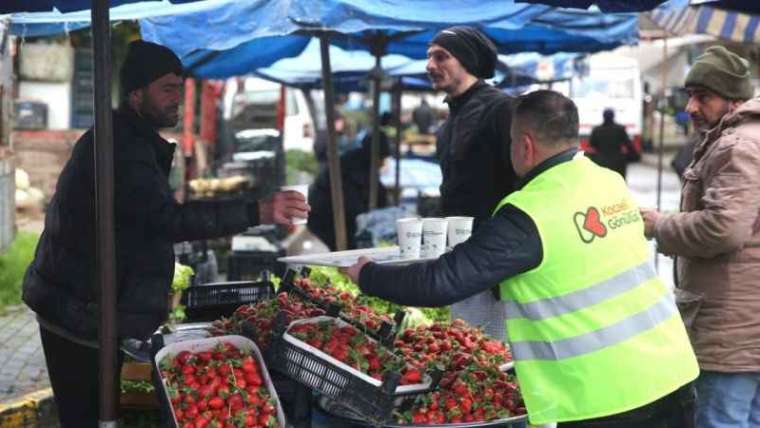 Gölcük'te Soğuk Havada Sıcak İkram 3