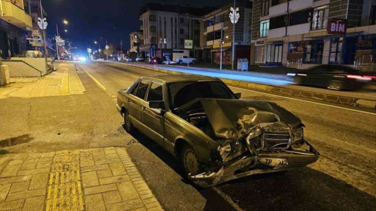 Sakarya'da İki Otomobil Feci Çarpıştı 3