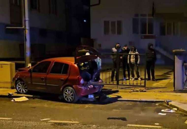 Sakarya'da İki Otomobil Feci Çarpıştı 4