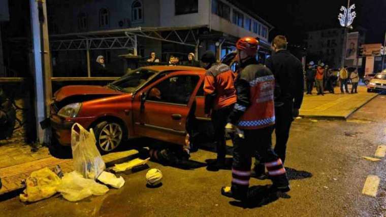 Sakarya'da İki Otomobil Feci Çarpıştı 5