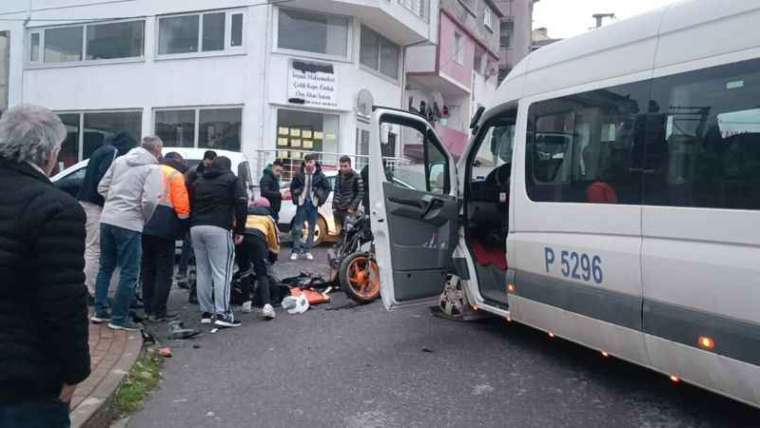 Servis Minibüsüyle Motosiklet Kafa Kafaya Çarpıştı : 1 Yaralı! 5