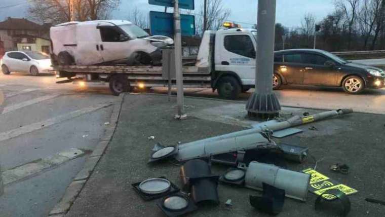 Sakarya’nın Akyazı İlçesinde Kazaya Karışan Araçta Yangın Çıktı: 1 Yaralı! 3