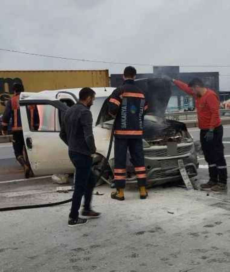 Sakarya’nın Akyazı İlçesinde Kazaya Karışan Araçta Yangın Çıktı: 1 Yaralı! 2