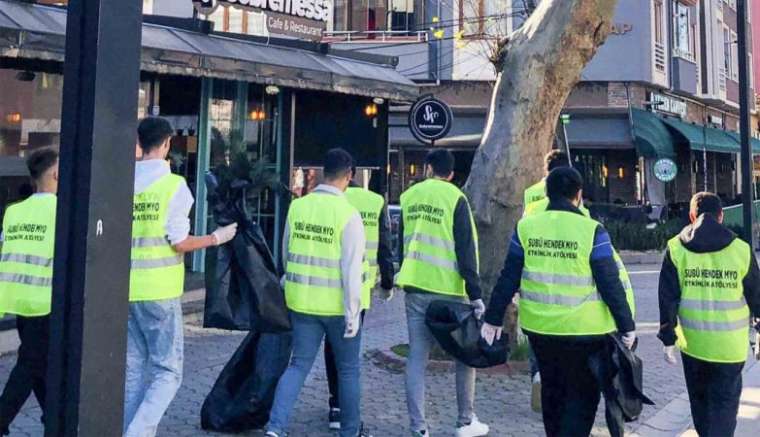 Farkındalık İçin Cadde Temizlediler Ve Kitap Okudular! 3