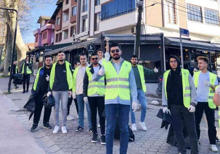 Farkındalık İçin Cadde Temizlediler Ve Kitap Okudular! 4