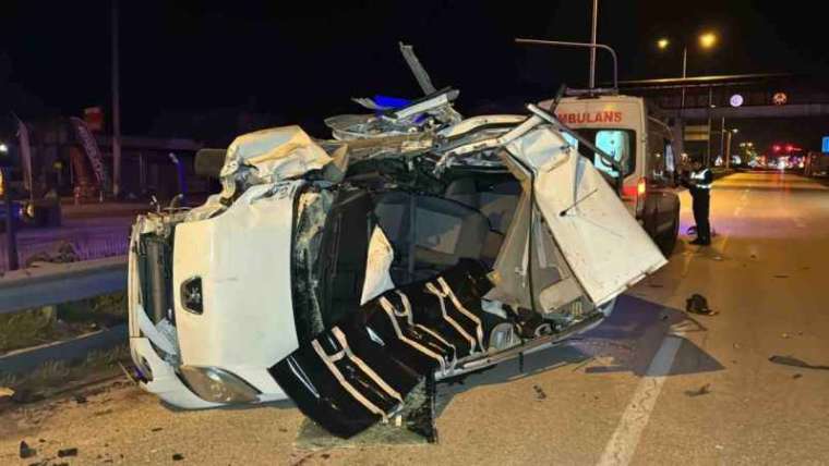 Tıra arkadan çarpan ticari araç hurda yığınına döndü: 1 ölü, 1 yaralı 1