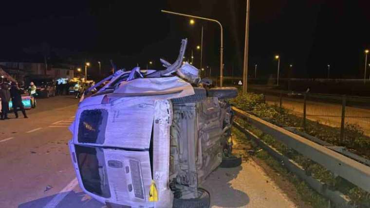 Tıra arkadan çarpan ticari araç hurda yığınına döndü: 1 ölü, 1 yaralı 2