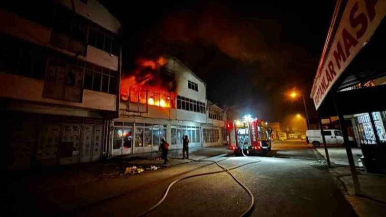 Sakarya'da Koltuk Üretimi Yapan Atölye Alevler İçinde Yandı 7