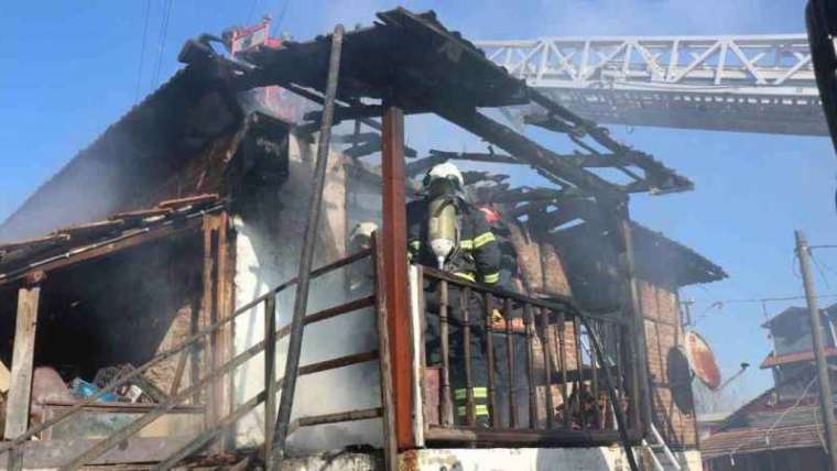 Sakarya'da İki Katlı Müstakil Ev Alevler İçinde Yandı 4