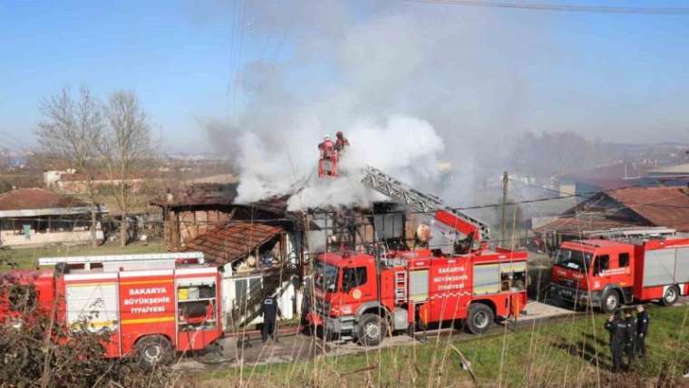 Sakarya'da İki Katlı Müstakil Ev Alevler İçinde Yandı 8