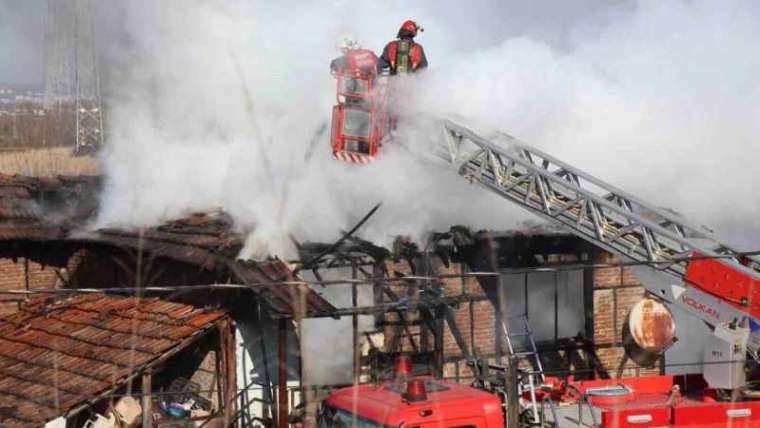 Sakarya'da İki Katlı Müstakil Ev Alevler İçinde Yandı 5