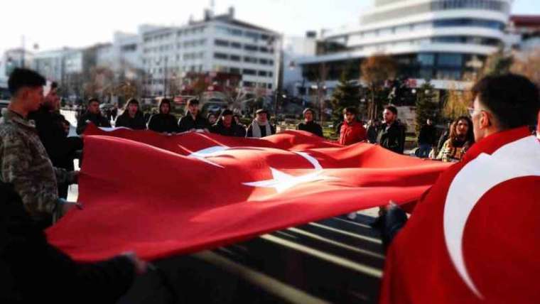 Bolu'da Gençler Şehitlerimizi Anma Yürüyüşü Düzenledi 6