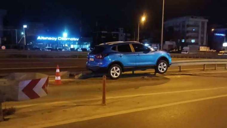 İlginç Kaza: Aracı Bariyerde Askıda Kaldı,Sürücü Olay Yerinden Gitti! 1