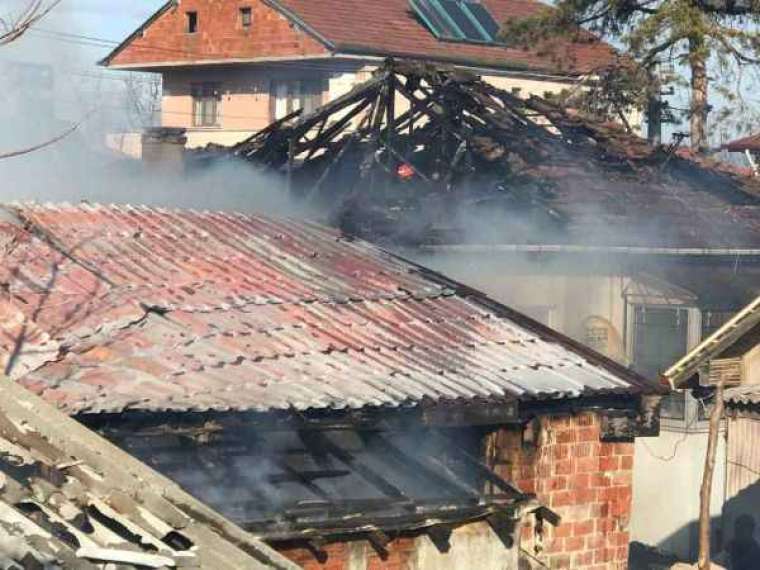 Sakarya’da Ahşap Askı Atölyesinde Çıkan Yangında 3 Kişi Etkilendi! 1