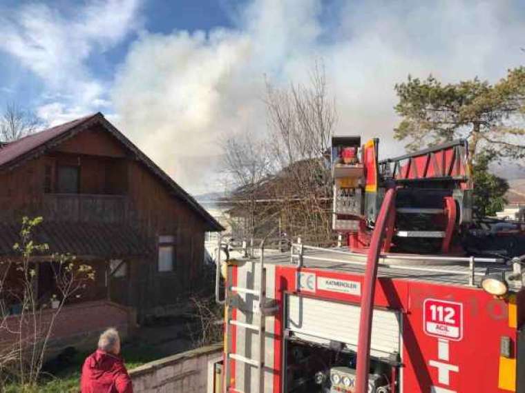 Sakarya’da Ahşap Askı Atölyesinde Çıkan Yangında 3 Kişi Etkilendi! 3