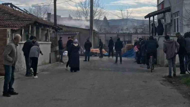 Sakarya’da Ahşap Askı Atölyesinde Çıkan Yangında 3 Kişi Etkilendi! 7