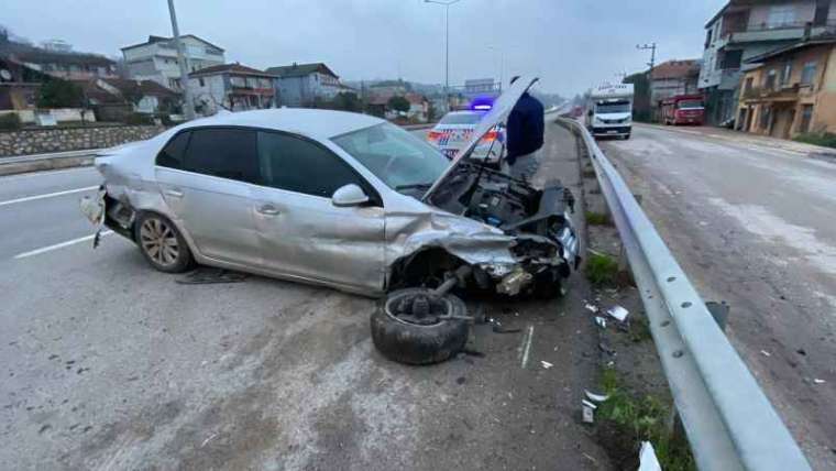  Köpeğe Çarpmak İçin Manevra Yapan Otomobil Kaza Yaptı: 3 Yaralı 6