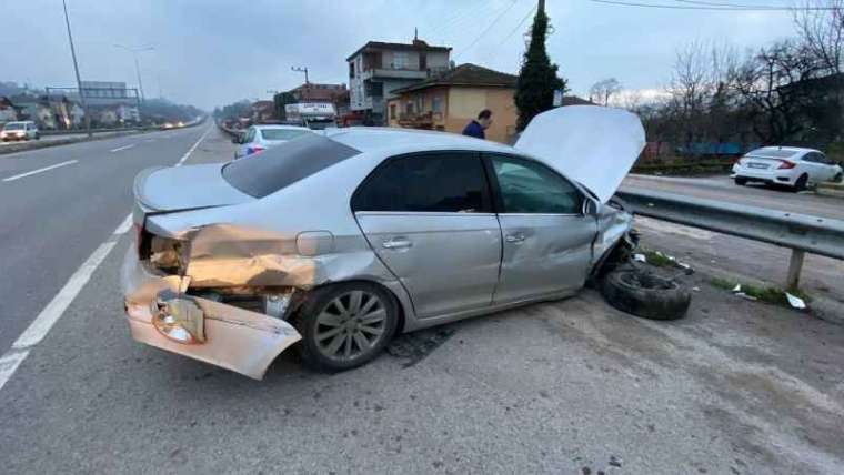  Köpeğe Çarpmak İçin Manevra Yapan Otomobil Kaza Yaptı: 3 Yaralı 4