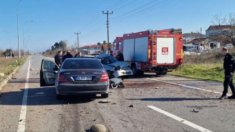 İki Otomobil Kavşakta Çarpıştı: 1 ölü,2 yaralı! 4