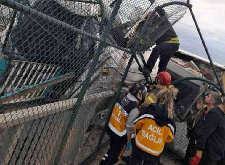 Dondurulmuş Tavuk Yüklü Tır Devrildi, Sürücüsü 2 Saat Sonra Kurtarıldı 1