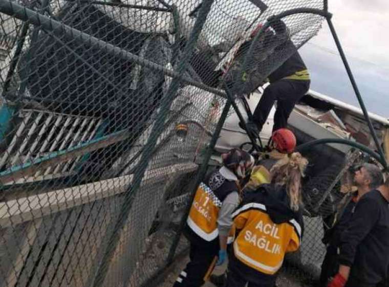 Dondurulmuş Tavuk Yüklü Tır Devrildi, Sürücüsü 2 Saat Sonra Kurtarıldı 2