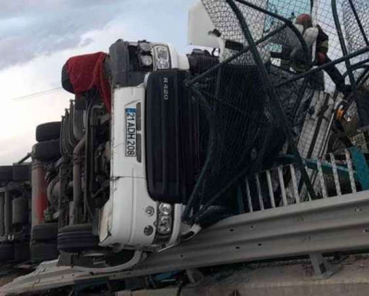 Dondurulmuş Tavuk Yüklü Tır Devrildi, Sürücüsü 2 Saat Sonra Kurtarıldı 3